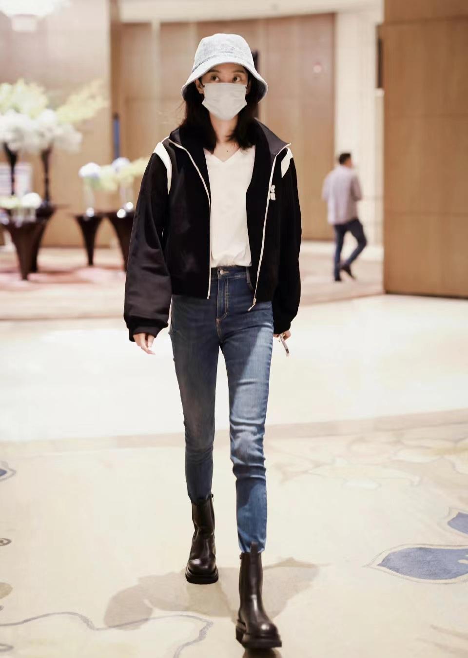 张小斐穿复古拼袖棒球外套配瘦腿牛仔裤,休闲中带着利落感 - 知乎