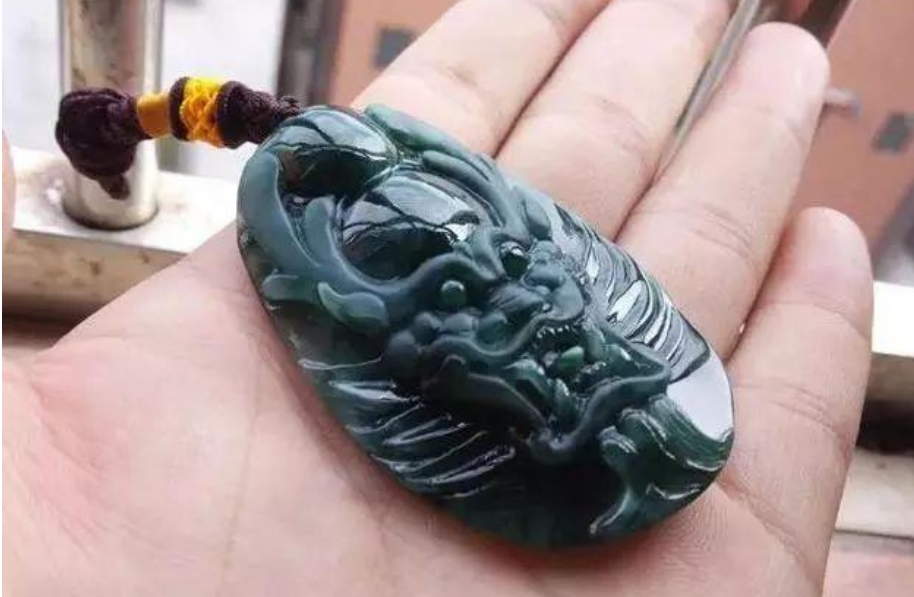 藍水翡翠以玻璃種為最優,一般來說藍水翡翠偏色的濃度越低,就越接近於