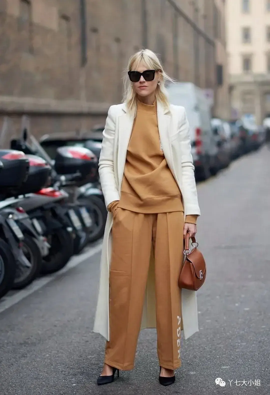 深秋必穿的大地色,这样配色太高级了,强推最后一组 - 知乎