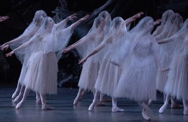 经典的代表作《天鹅湖》《仙女》《胡