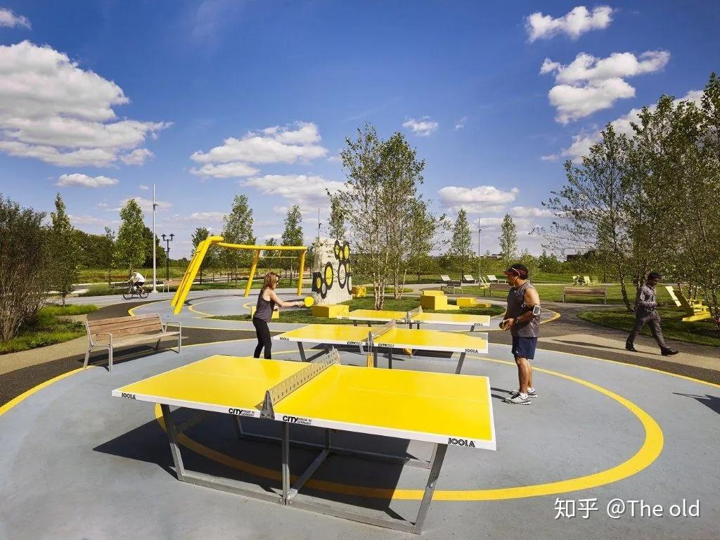 选择小区时最好选择配备了多元化活动场所的小区,比如跳舞/做操的场地