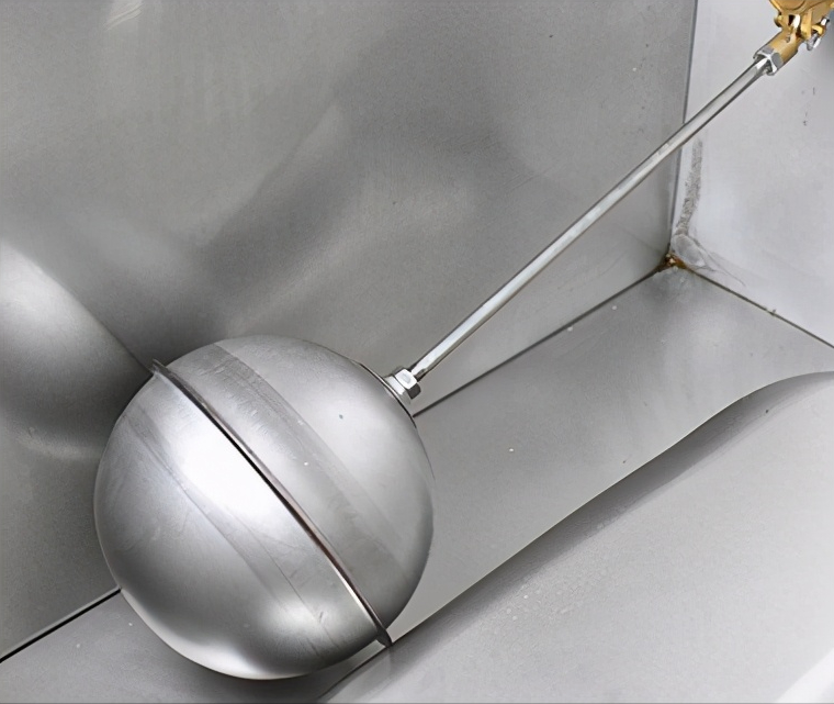 在水位过低时,浮球感应发出