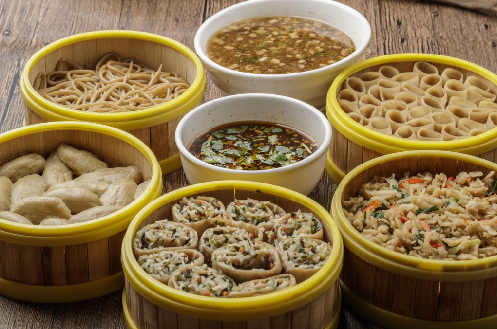 莜面是莜麦加工成的面粉,要经历"三生三熟"的程序才能入口:莜麦晒干后