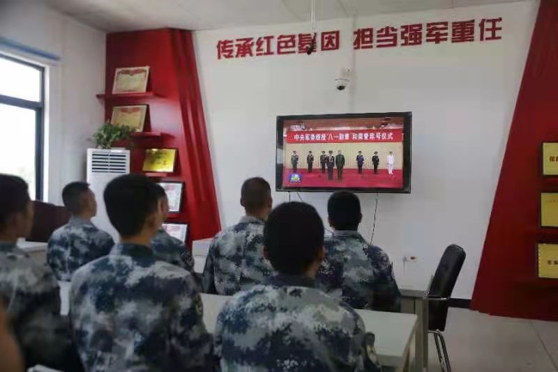 习主席向“八一勋章”获得者颁授勋章和证书、向获得荣誉称号的单位颁授荣誉奖旗在空降兵部队引发热烈反响 - 知乎
