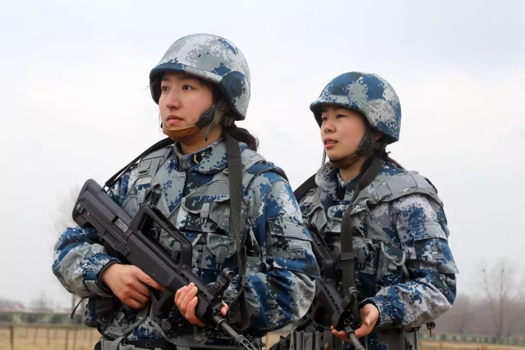 在此次考核中该旅女兵以同样的考核标准严格要求自己充分发扬战斗精神