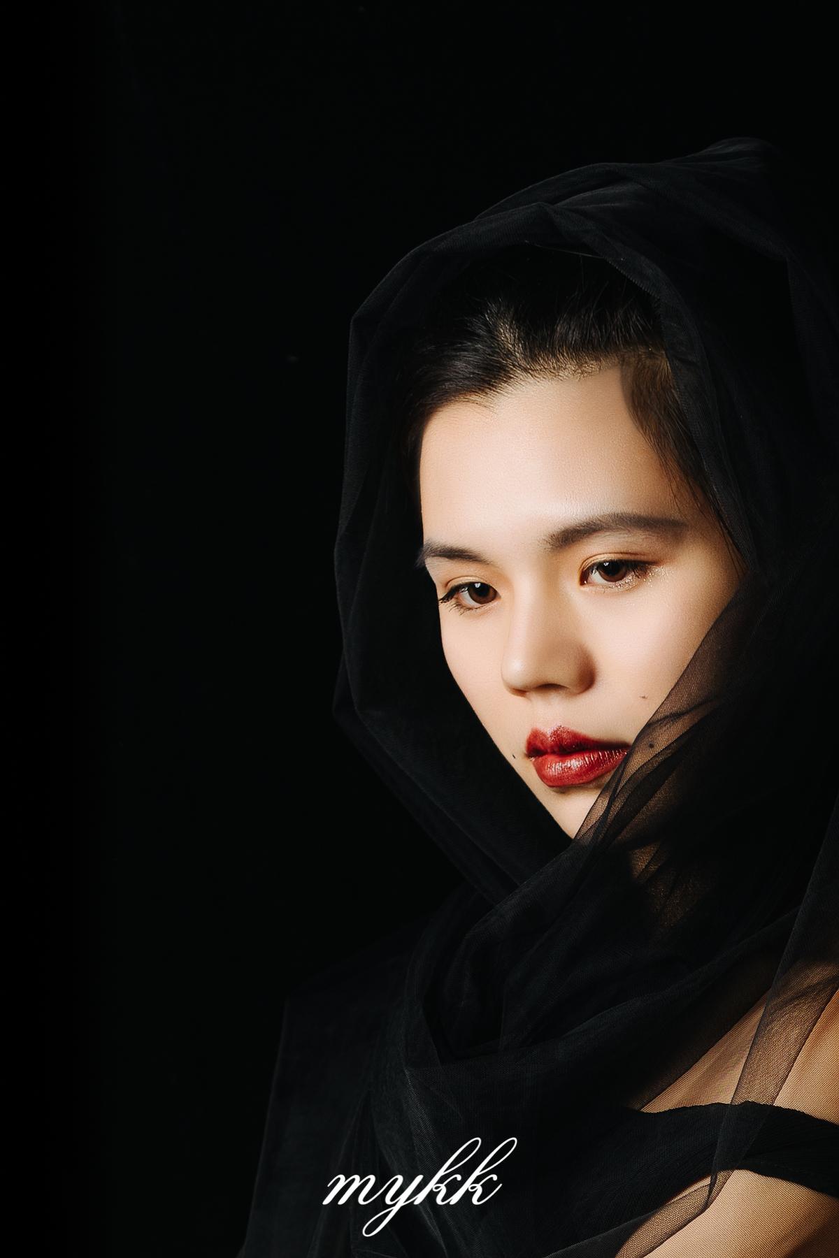 在这组照片中,雷达罩首先是脸部打出了柔和的光线.