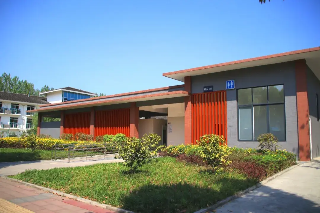 一起来看~青白江区东站广场的东站公厕位于青白江区东站广场的东站