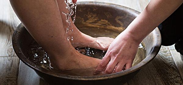 叔公干货偷拿2瓶09生理盐水泡脚48h之后我的脚气竟然