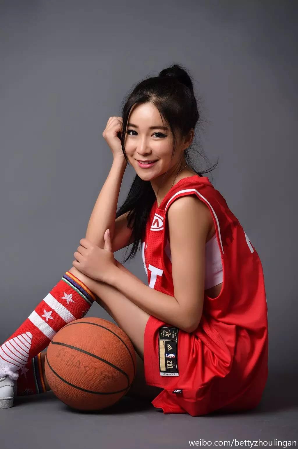 停不下手美女主播周玲安自撩球衣头发散乱