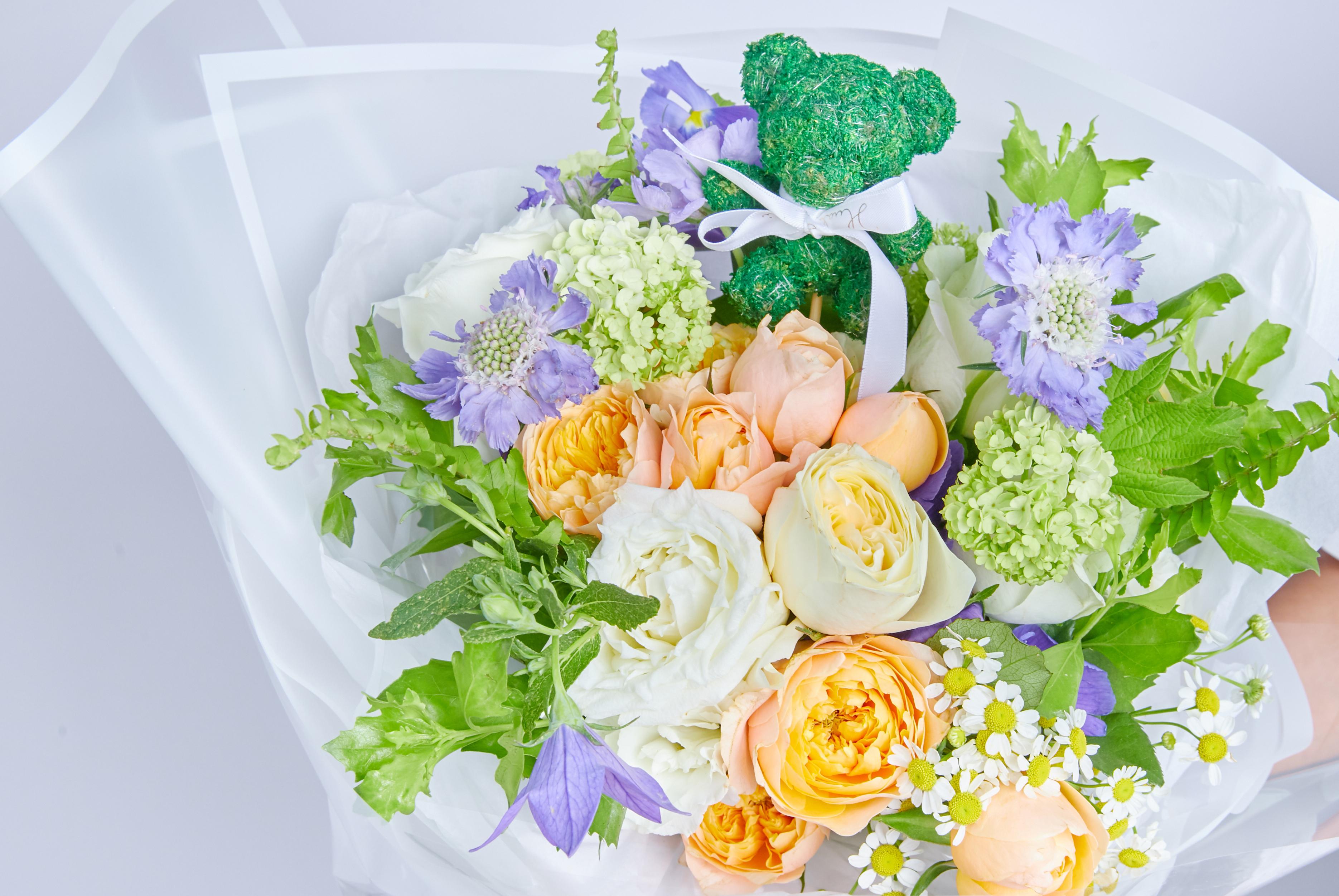 选择了很多不太一样的草材,比如:排草,小手球叶,喷泉草,雪柳叶,蕾丝