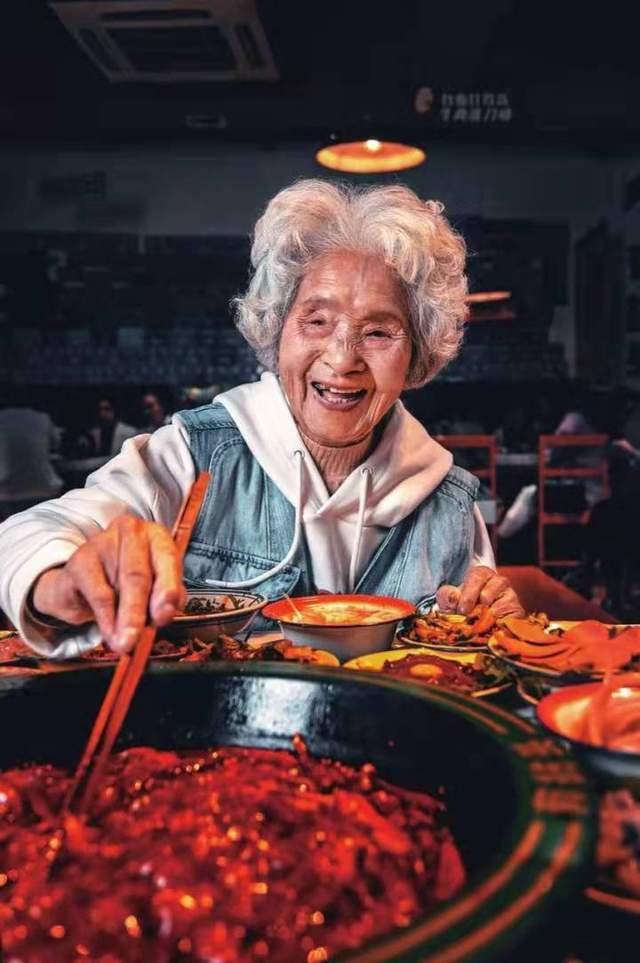 百岁网红吃货奶奶的人间滋味好心好吃好喝好玩