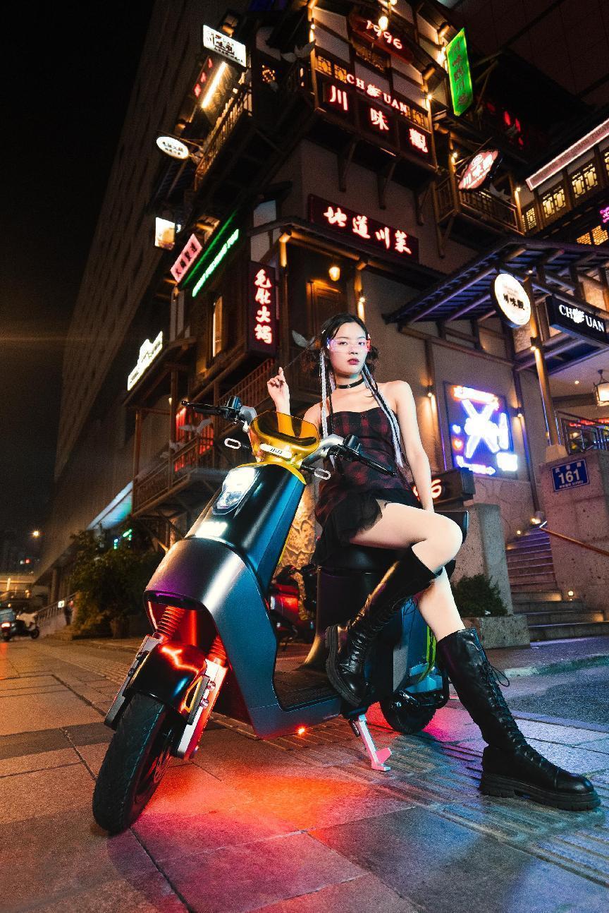 试骑小刀电动车航天动力系朋克:造型酷似机甲,动力强如猛禽,城市新