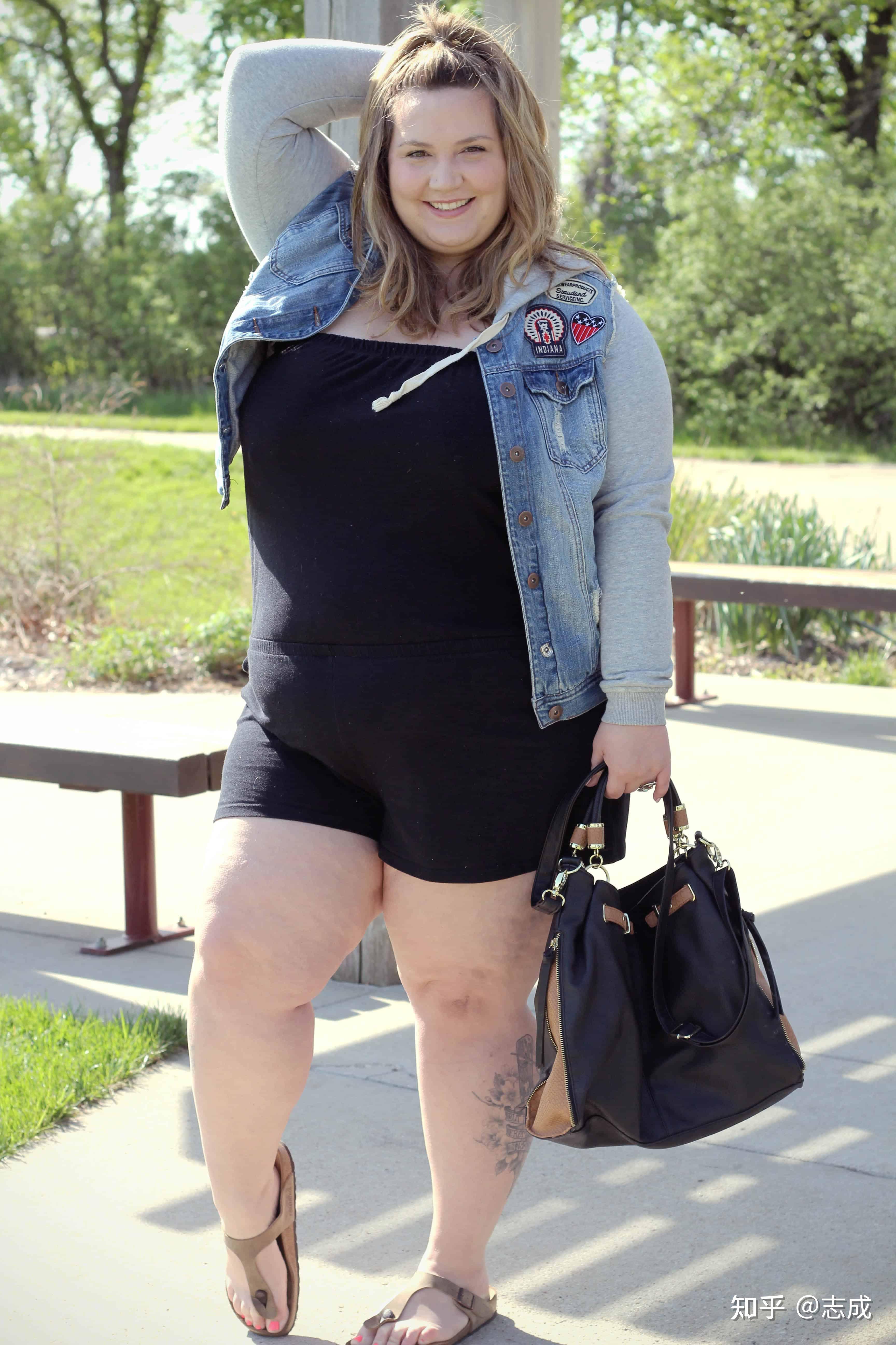 码模特通过健身练就了紧致的身材也不会像外国大码模特一样的曲线自然