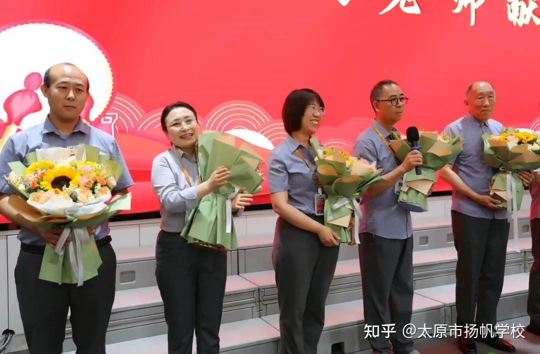 如龙腾飞无惧挑战扬帆起航勇往直前高三(2)班学生代表吴卓凡同学带领