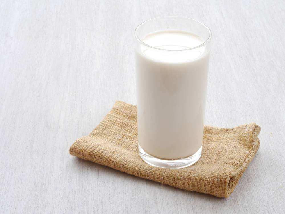 一杯冒热气的牛奶图片图片