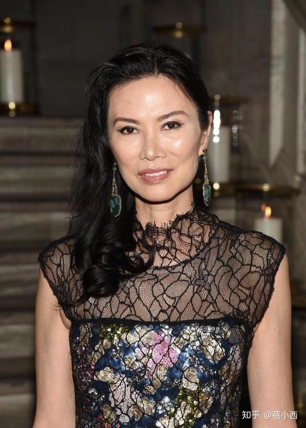 邓文迪虽不再是顶级豪门阔太但穿旗袍配长卷发气质比之前更强