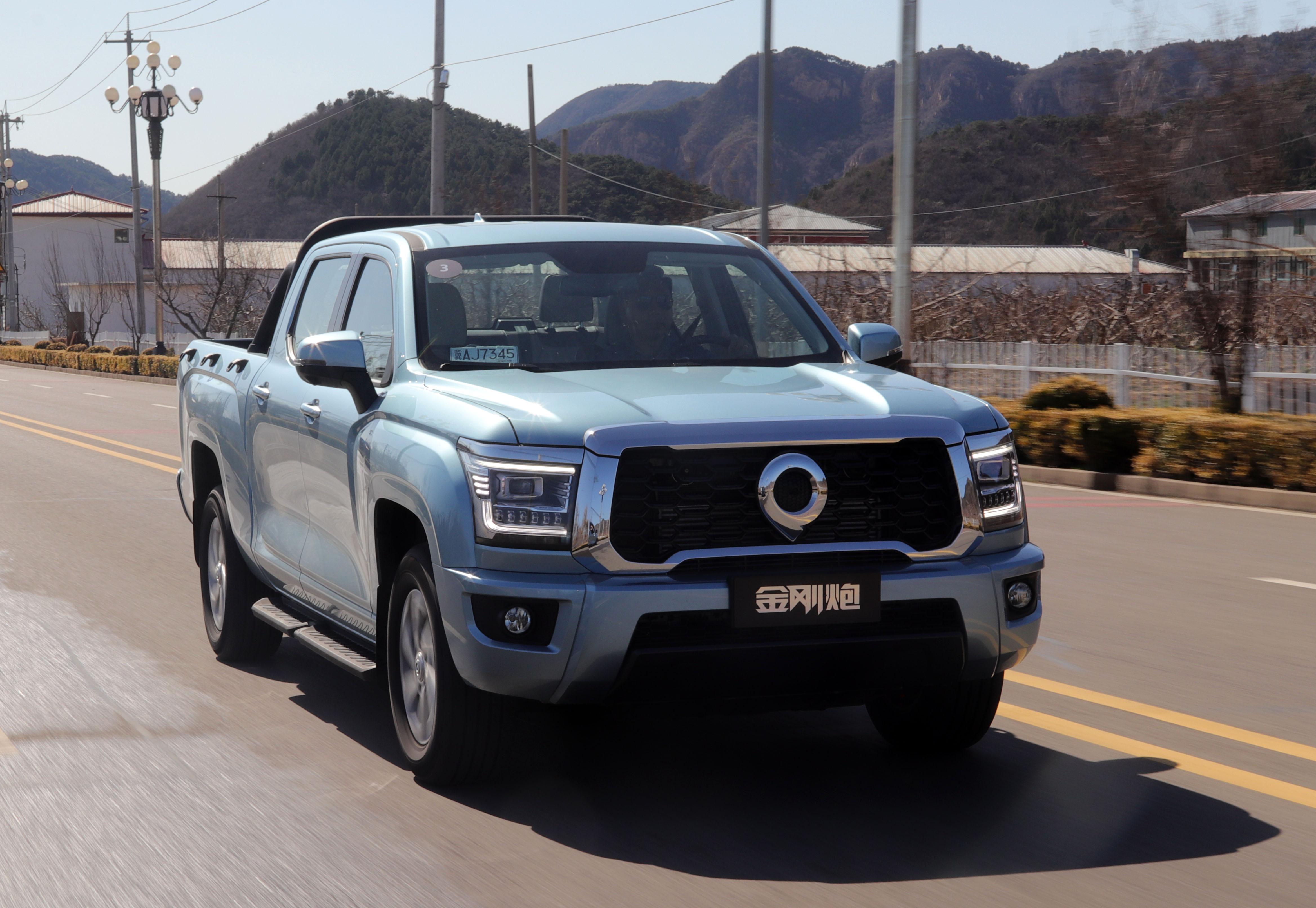 刹车系统就就不必多说了,前后盘式刹车加上强制标配的abs系统,在日常