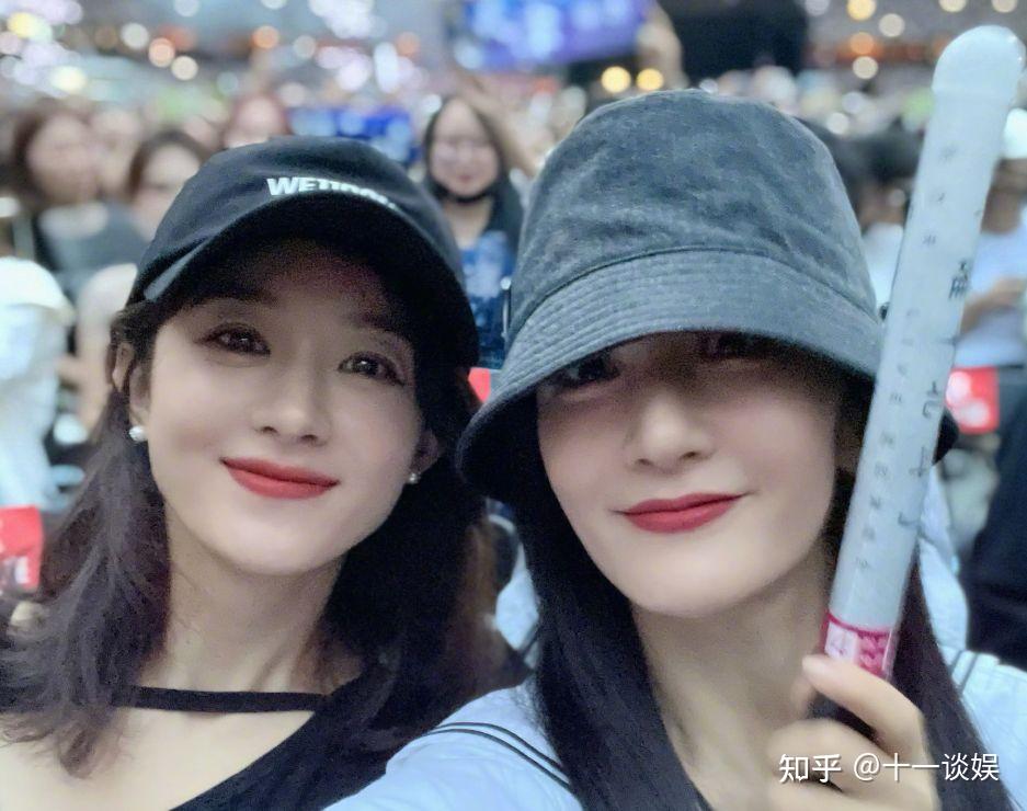 赵丽颖现身张杰演唱会与谢娜再次梦幻联动被张杰夸赞笑得好甜