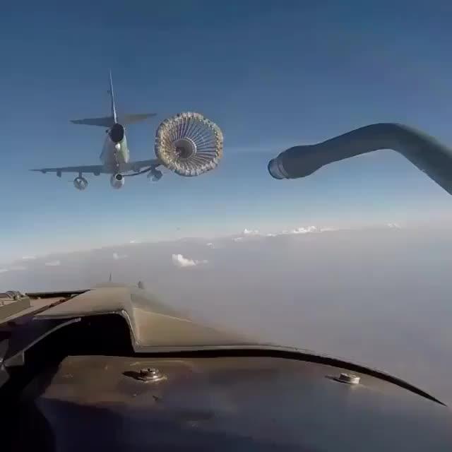 战斗机空中加油时是怎么对接加油机的油管的,飞行员如何瞄准? - 知乎