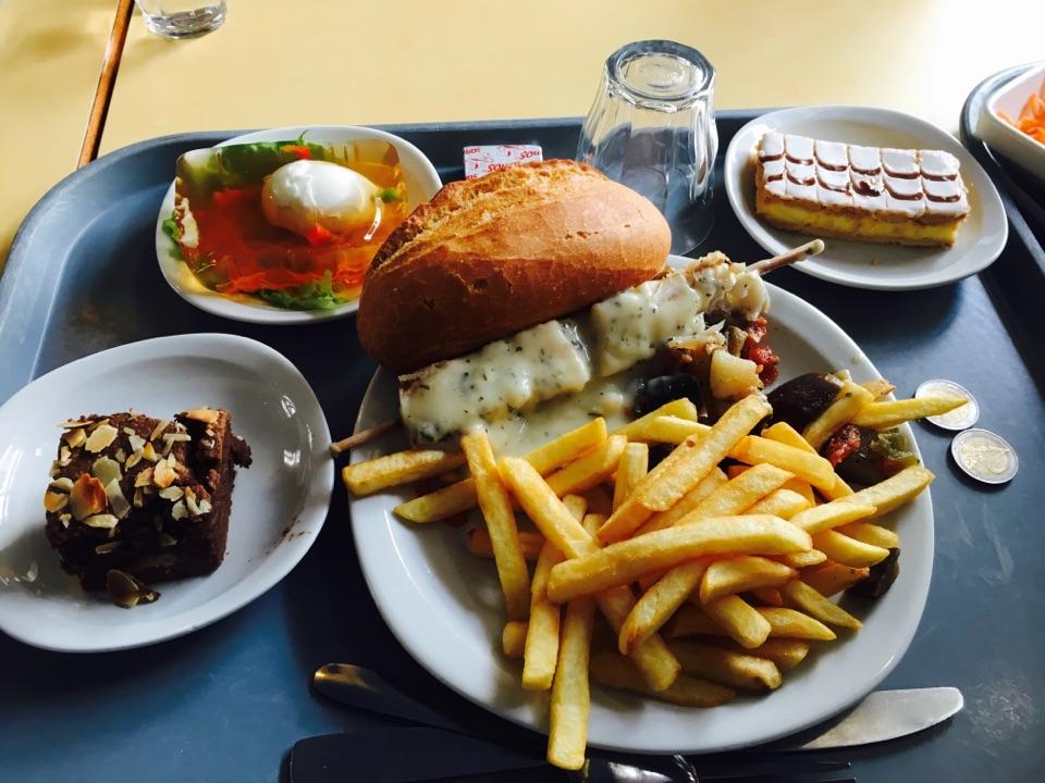 国外大学食堂是什么样子的