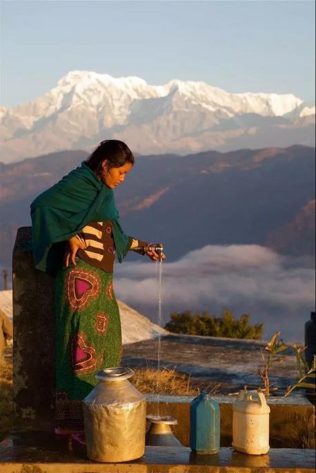 尼泊尔活女神国王都要向她下跪退位后却无人敢娶