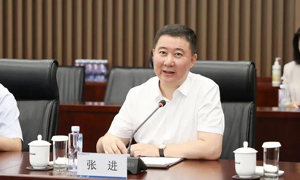 签约仪式前,新松公司总裁张进接待吴迎春行长一行首先参观新松机器人