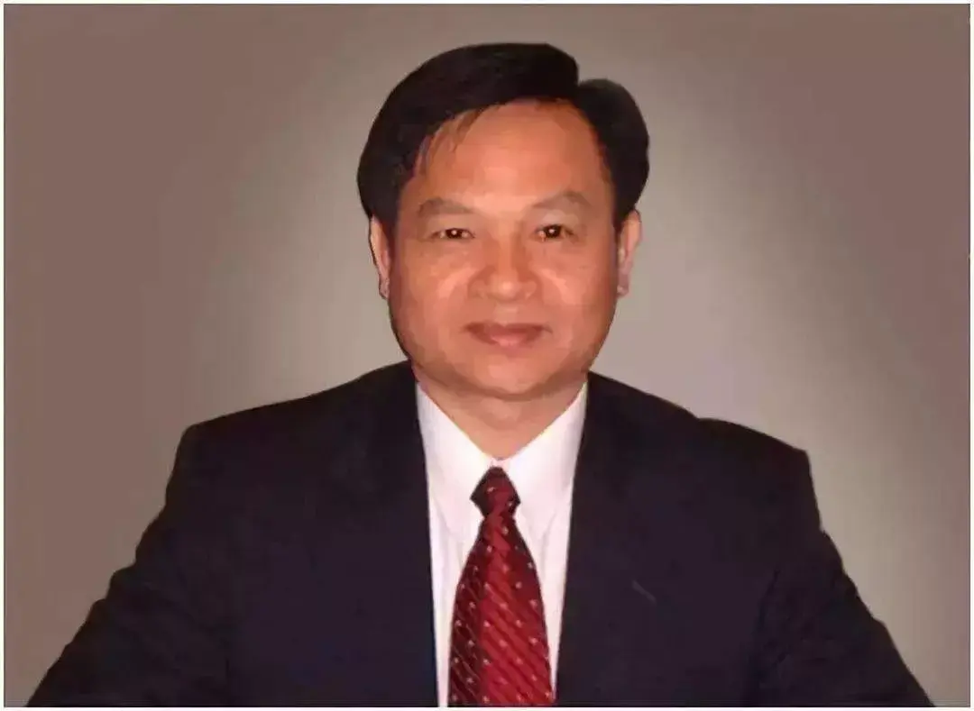 庞康草根出身,曾是一个穷小子,26岁加入海天,从技术员做起,后来做到副