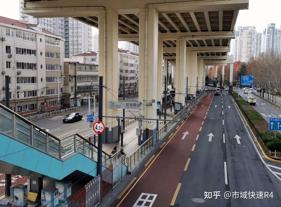 北站廳直接連通延安西路過街天橋,3,4號線高架在這裡下穿延安路高架