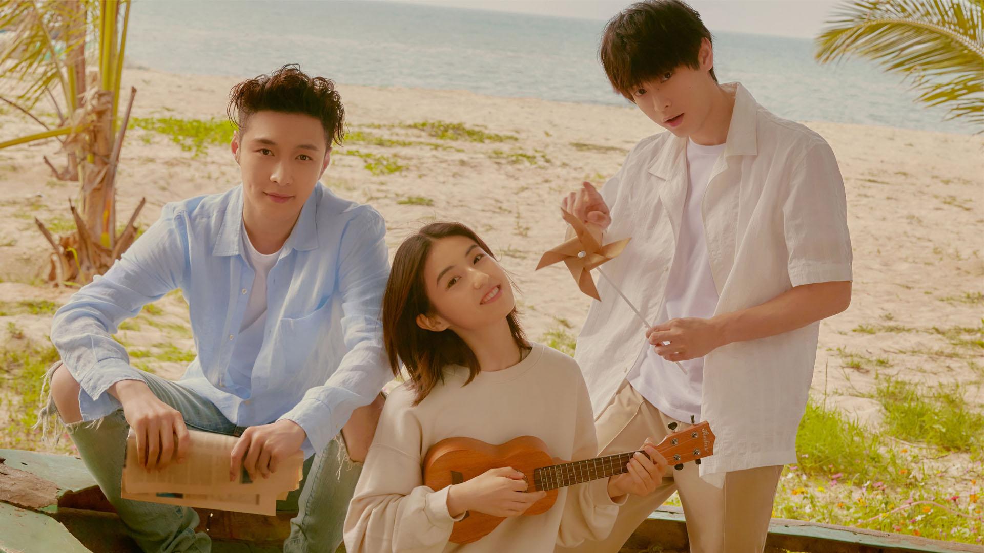 张艺兴彭昱畅张子枫海边嬉戏兄妹三人笑容温暖治愈颜值好养眼