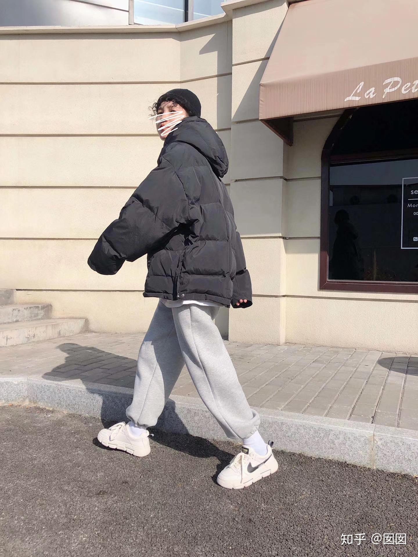浅灰色运动裤怎么搭配上衣和棉服