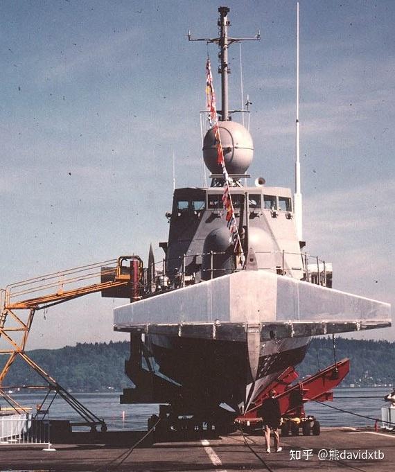 (上与下)以水翼状态高速航行的飞马座号(uss pegasus phm-1).