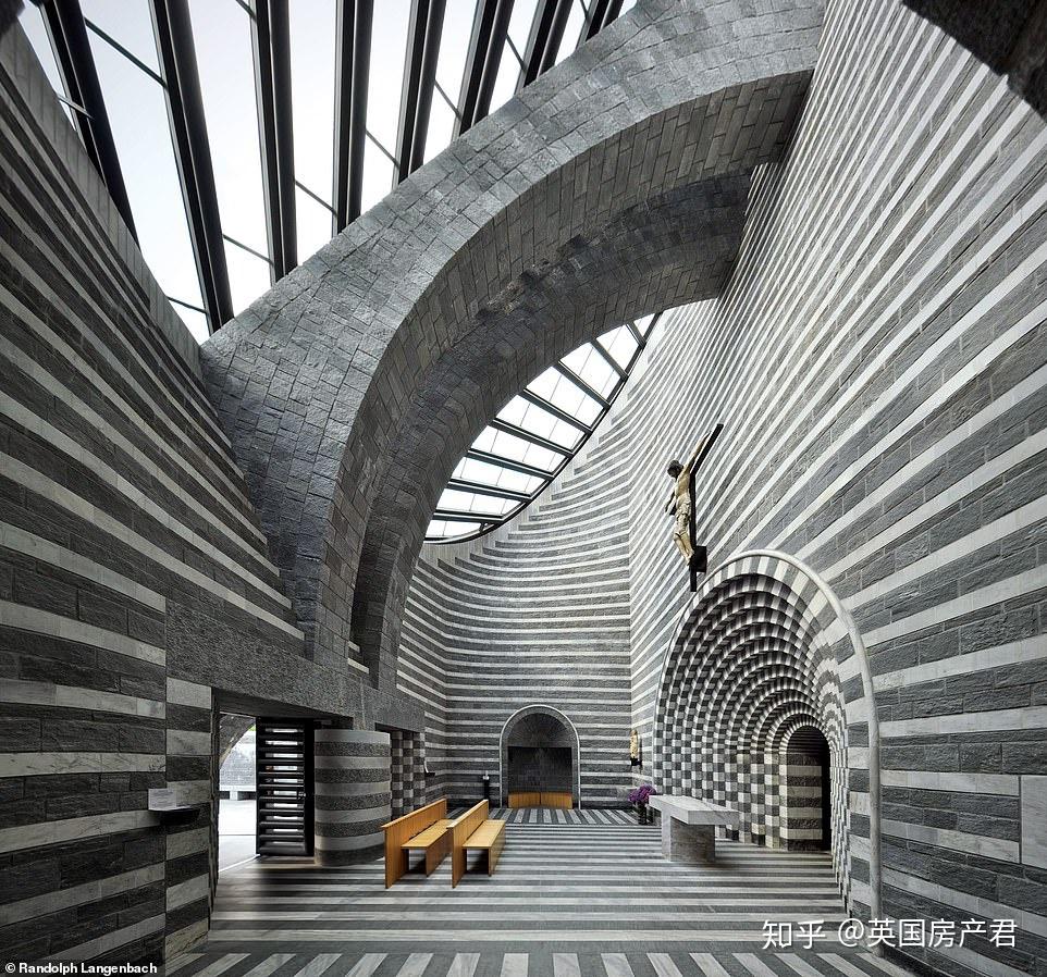 这些石头打造的建筑每一栋都因独特的造型让人眼前一亮