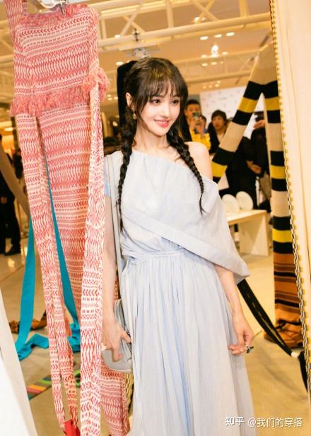 郑爽蓝色露肩裙配麻花辫清爽可爱,生图法令纹深邃五官僵硬太奇怪