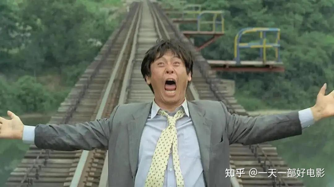 他扰乱朋友们的野营,失魂落魄的发泄一番.