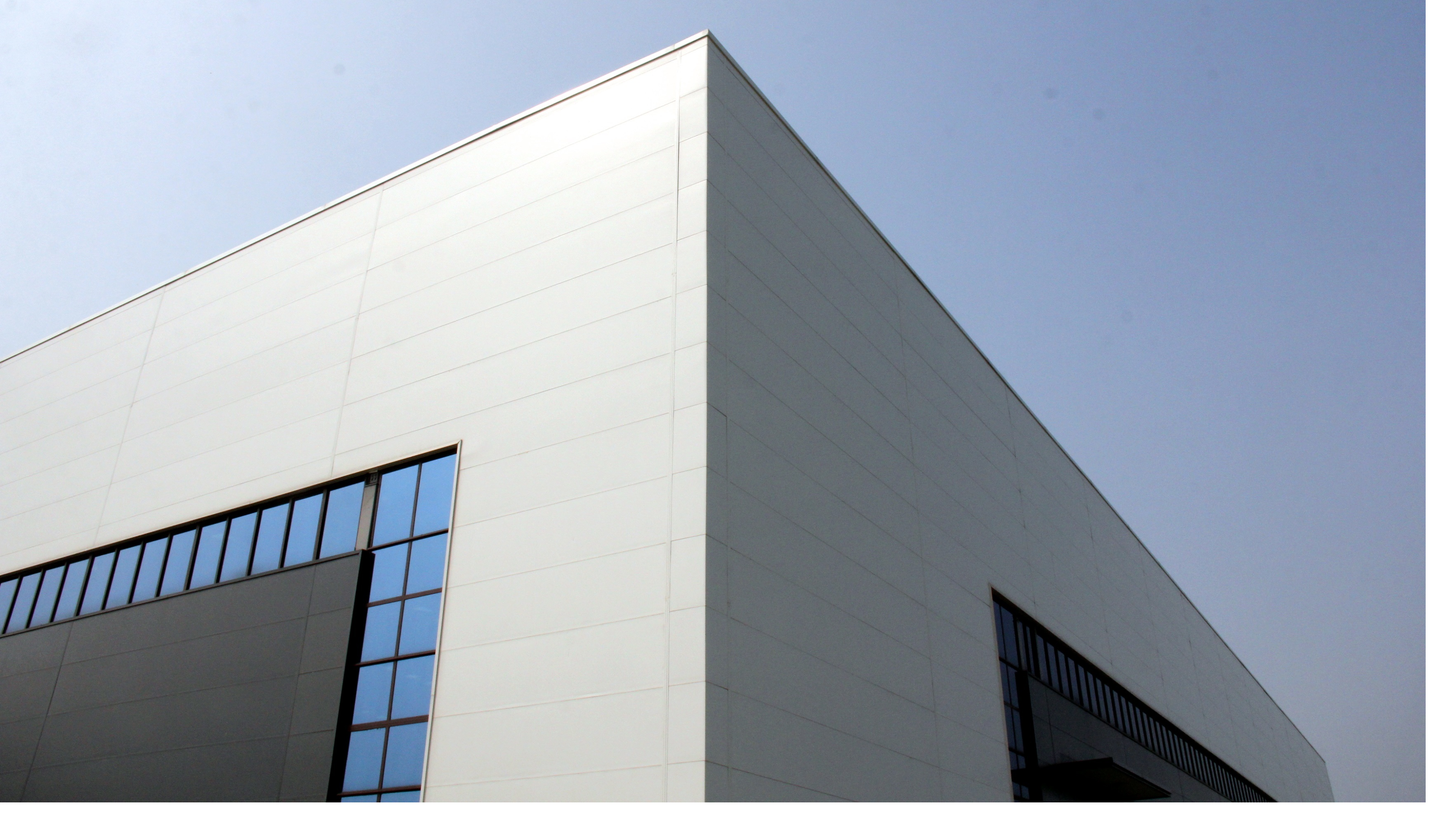 可以考虑用岩棉夹芯板做外墙,不仅仅节省成本,还能增加厂房的外观效果