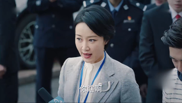 《巡回检察组》中9分钟9个bug,导演你是真敢拍