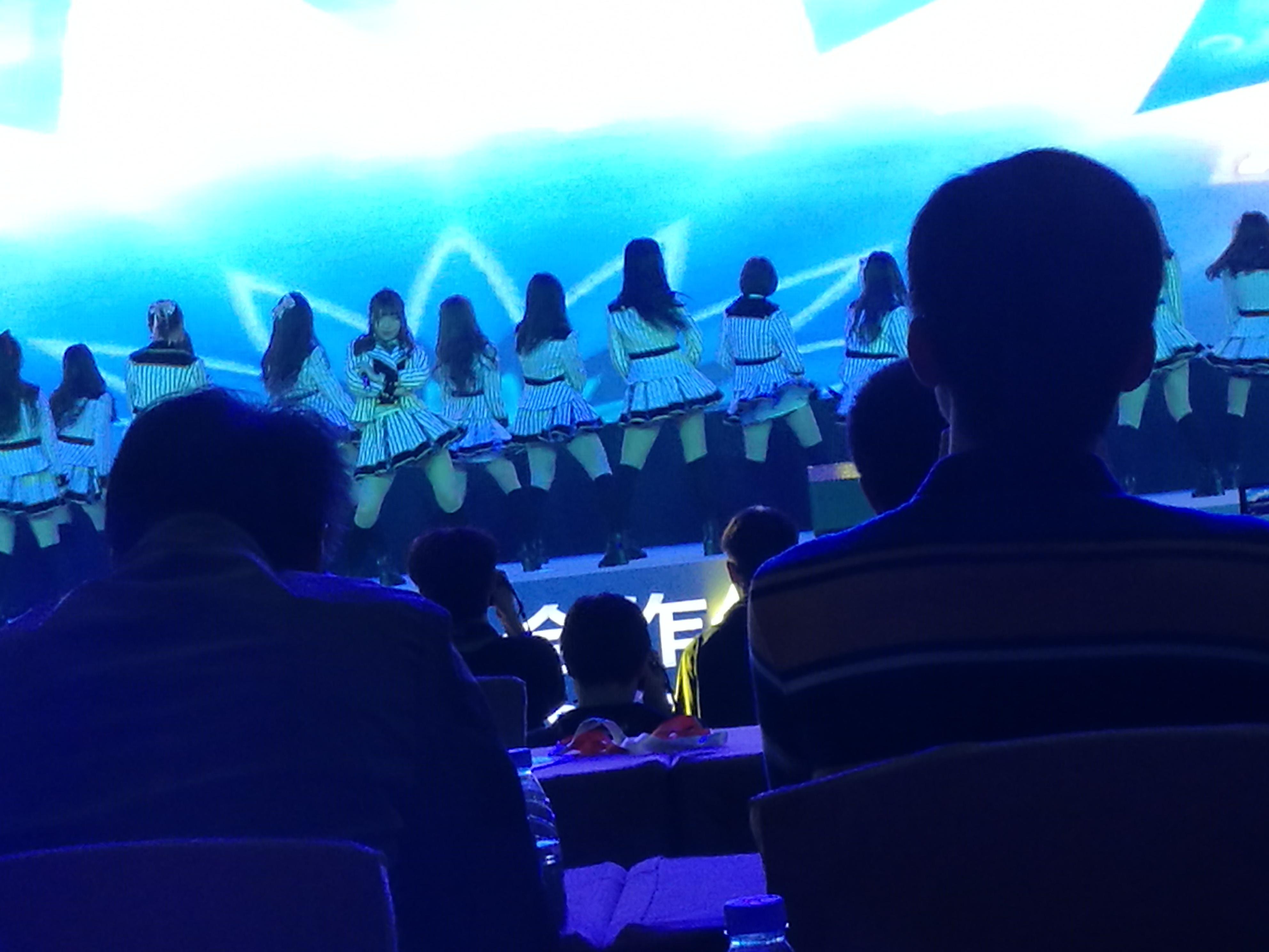 参加2016年12月21日广州 SNH48 Team Hll握手