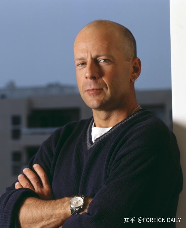 硬汉的年迈好莱坞男神布鲁斯患失语症退圈晚年狂拍烂片