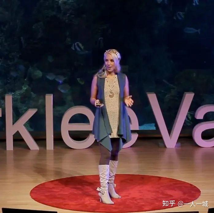 女海王日常曝光她用20年活成现实版美人鱼和鲸鱼共舞与鲨鱼合照守护了