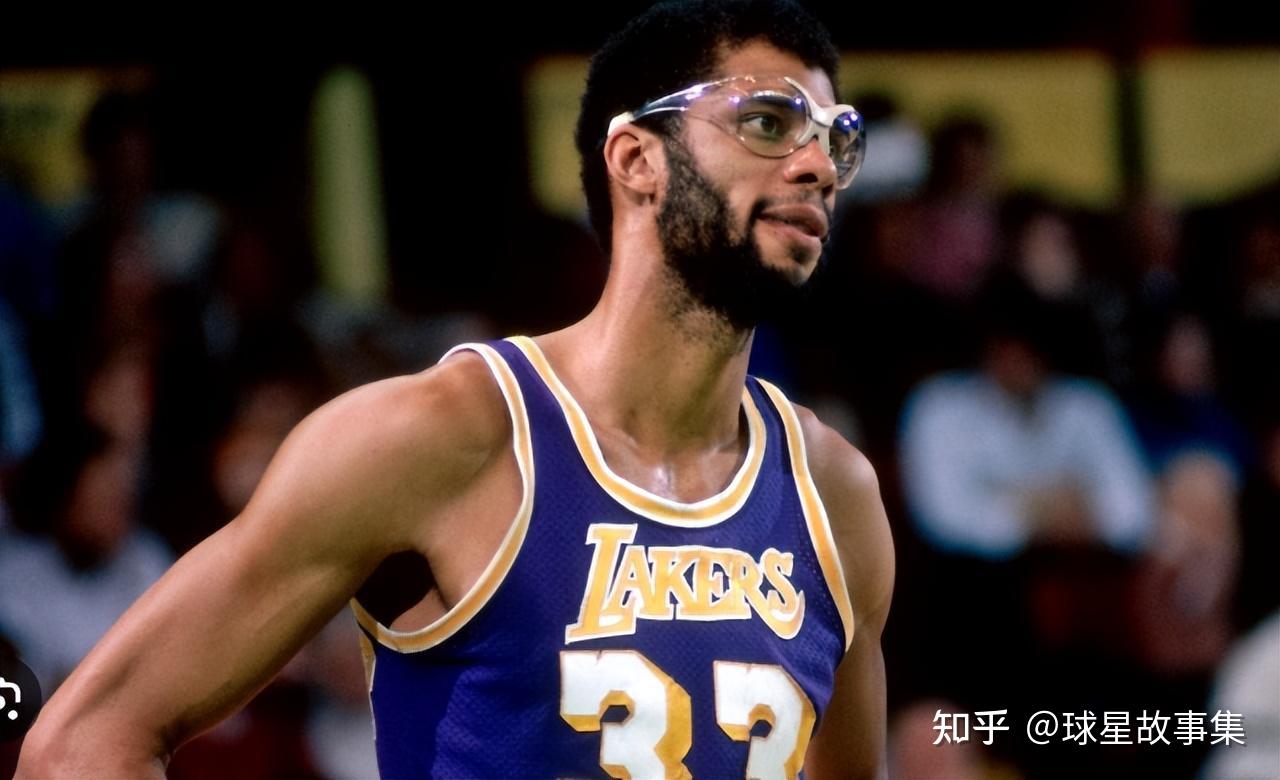 贾巴尔是nba历史上最传奇的中锋之一,他有着超长的臂展和超准的投篮