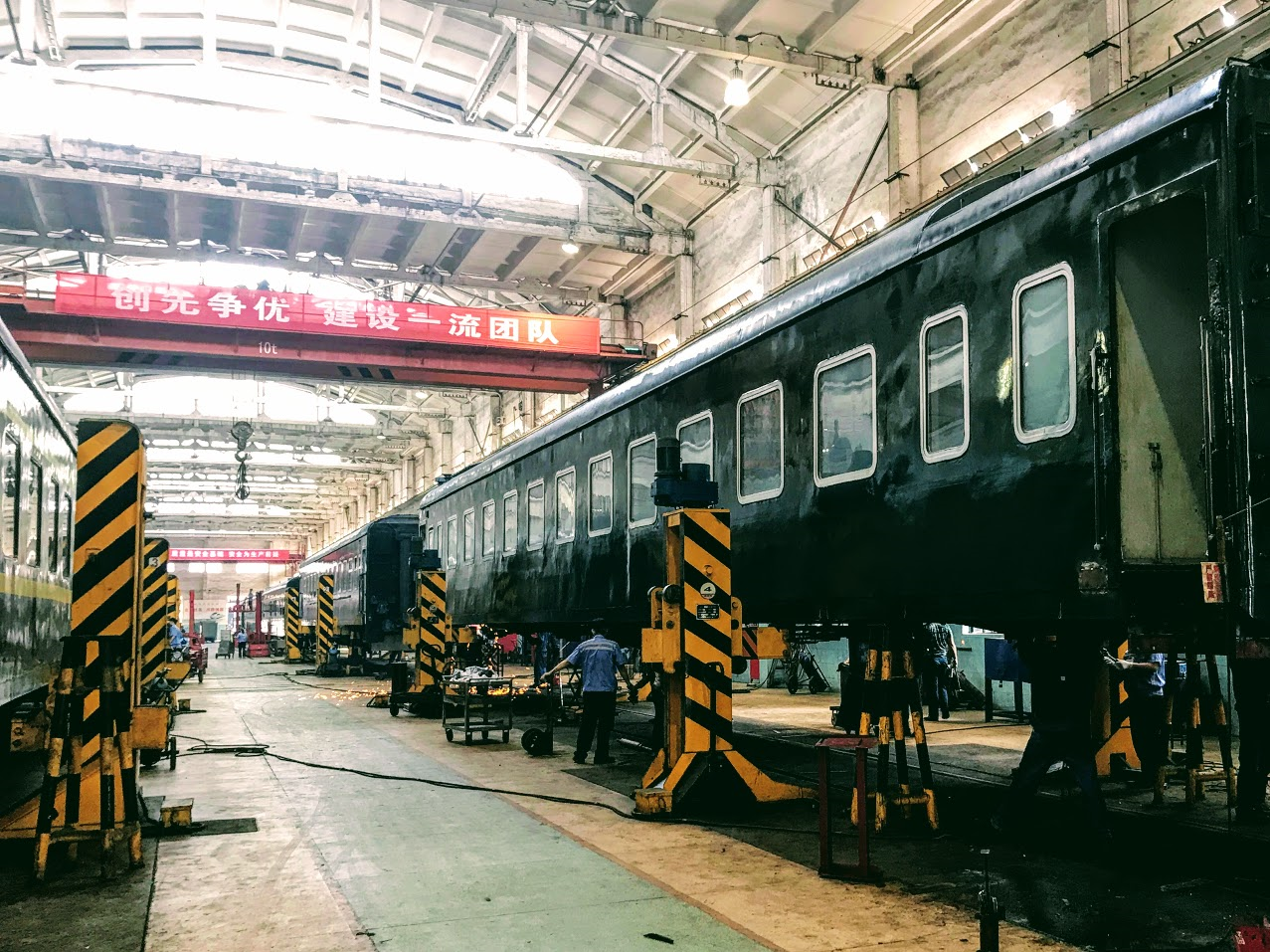 是一些历史的见证者,比如广州车辆段的25c型客车,海口客技站的rw21