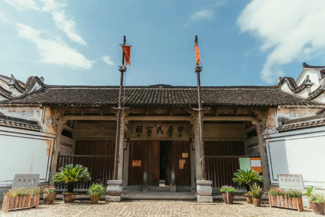 荻浦村,是浙江省杭州市桐庐县江南镇下辖村,位于江南镇东部,与富阳