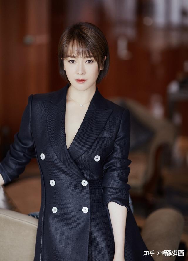 左小青不愧是"女团尤物",穿深v领紧身裙气质惊艳,身材太优越 - 知乎
