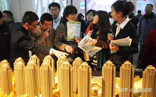 楼市分化严重二手房降价抛售无人问津新房售楼处却排起长队