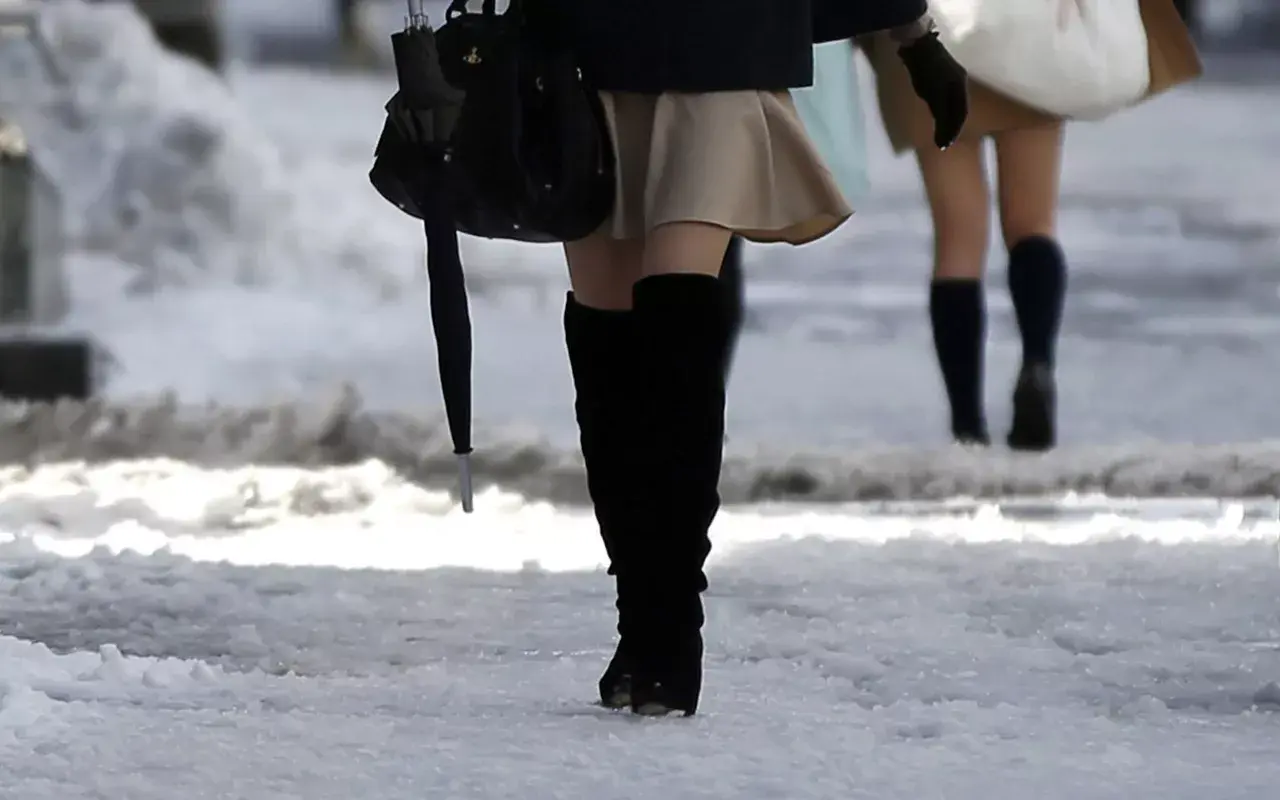 街拍：有了光腿神器，让时尚美女在冬季尽情释放魅力
