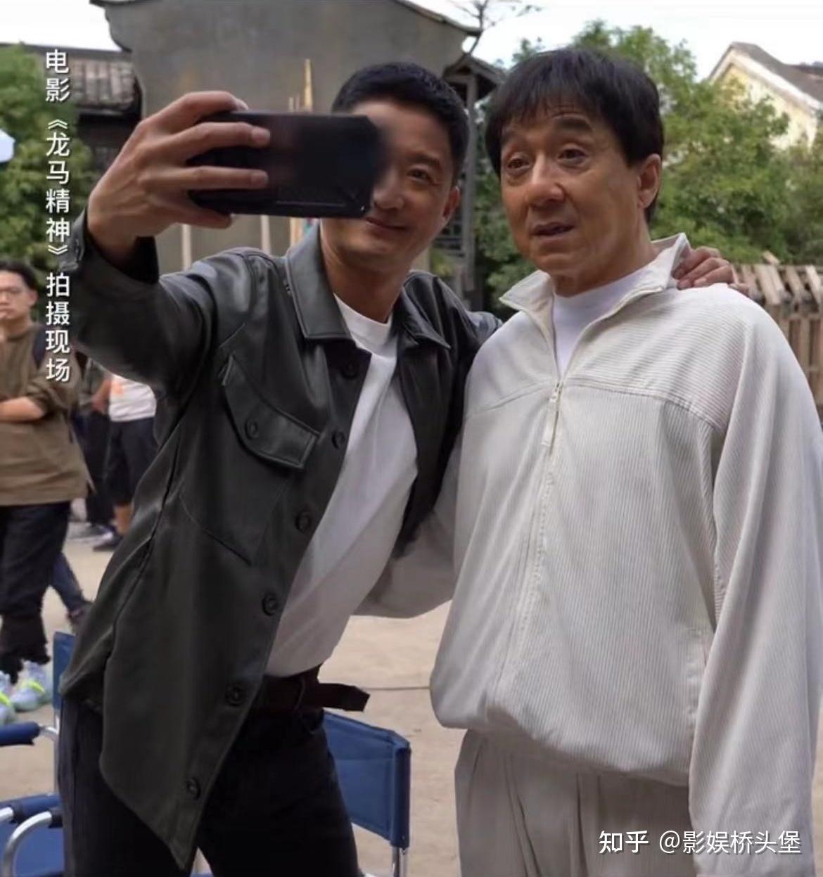 吴京用苹果手机又被骂晒和成龙合照故意码掉手机再引爱国争议