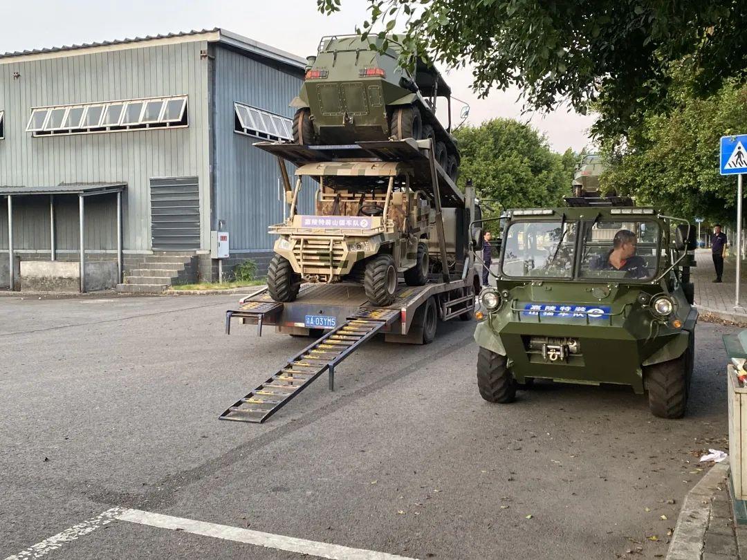 面对紧急火情,嘉陵特装立即组建山猫全地形运输车队.