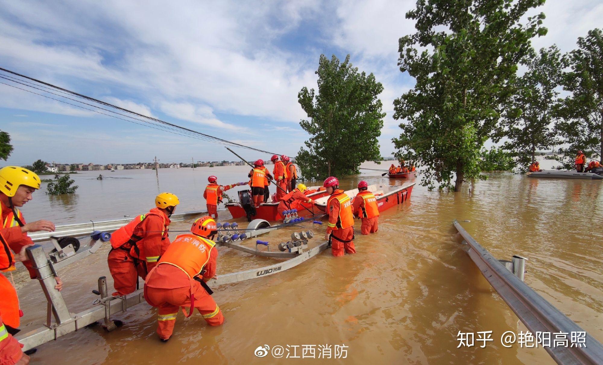 洪水冲毁家园，他们跑进车站后……_村民_万山_哈尔滨