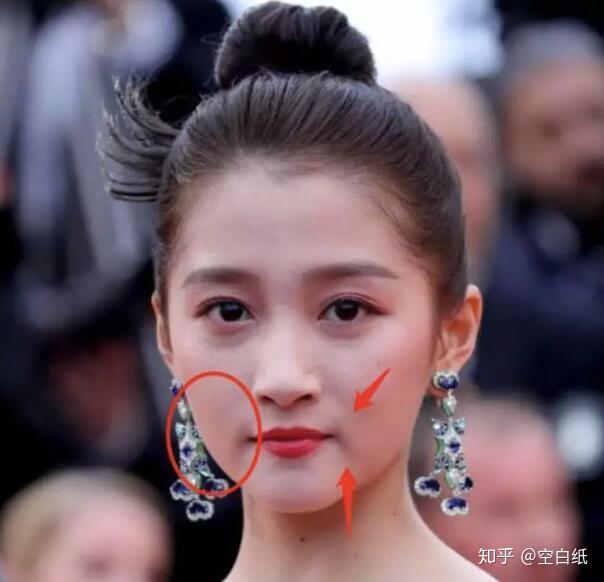 还把嘴角纹,法令纹都给挤出来了(心疼两秒),今年还不满22岁的关晓彤