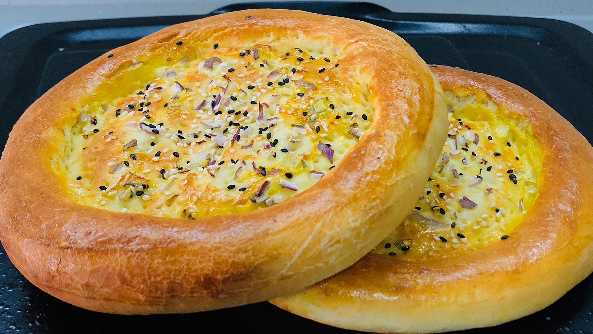 新疆正宗馕饼怎么做原始土坑烤制馕饼一次烤16个馕能吃多久